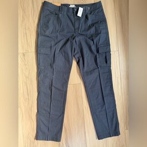 NWT LL Bean women’s medium/tall, favorite fit stretch cargo navy pants sz 16